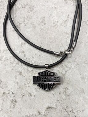HARLEY-DAVIDSON — LOGO PENDANT NECKLACE — BLACK